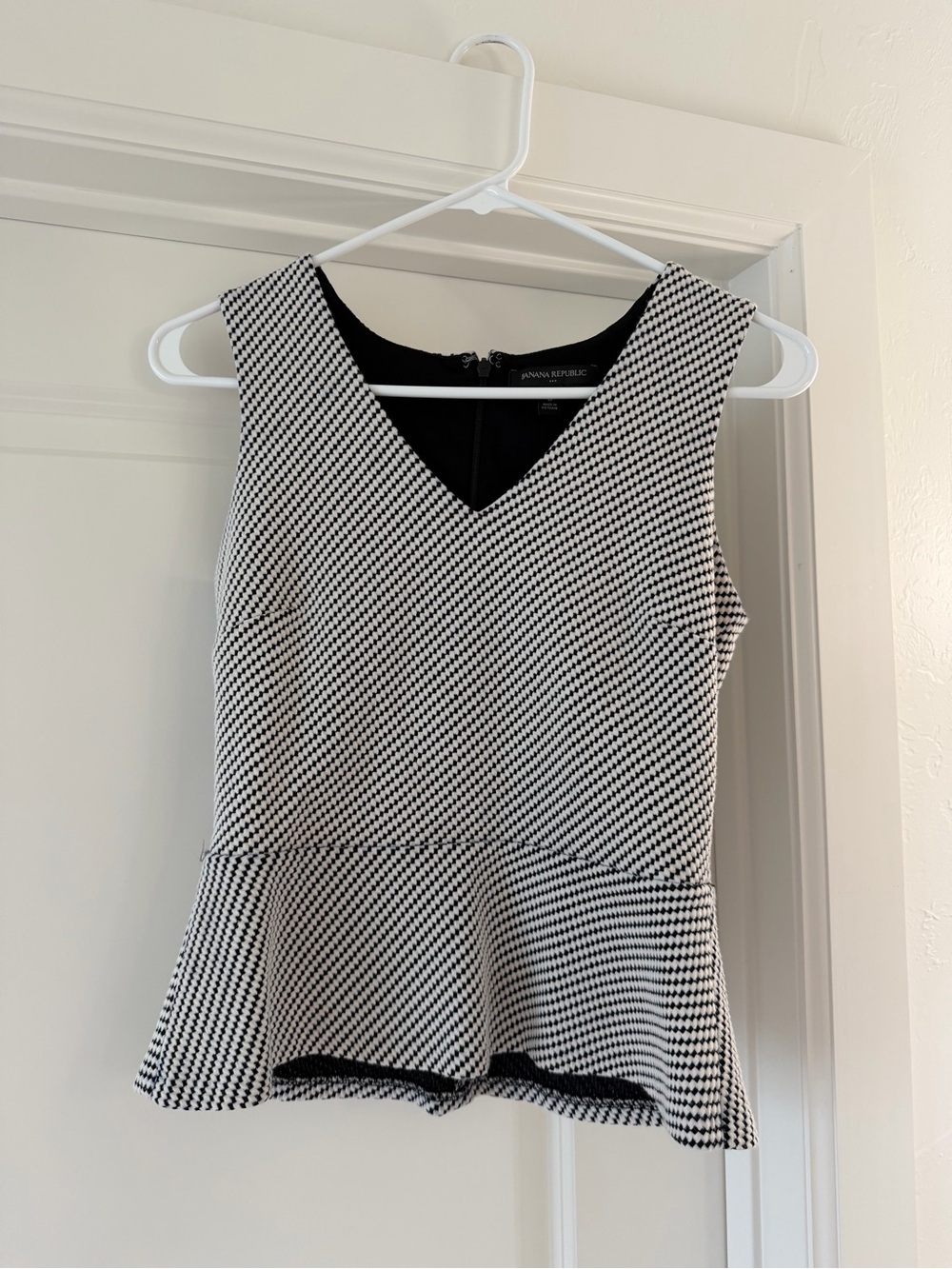 Banana Republic Black & White Houndstooth Peplum V-Neck Top